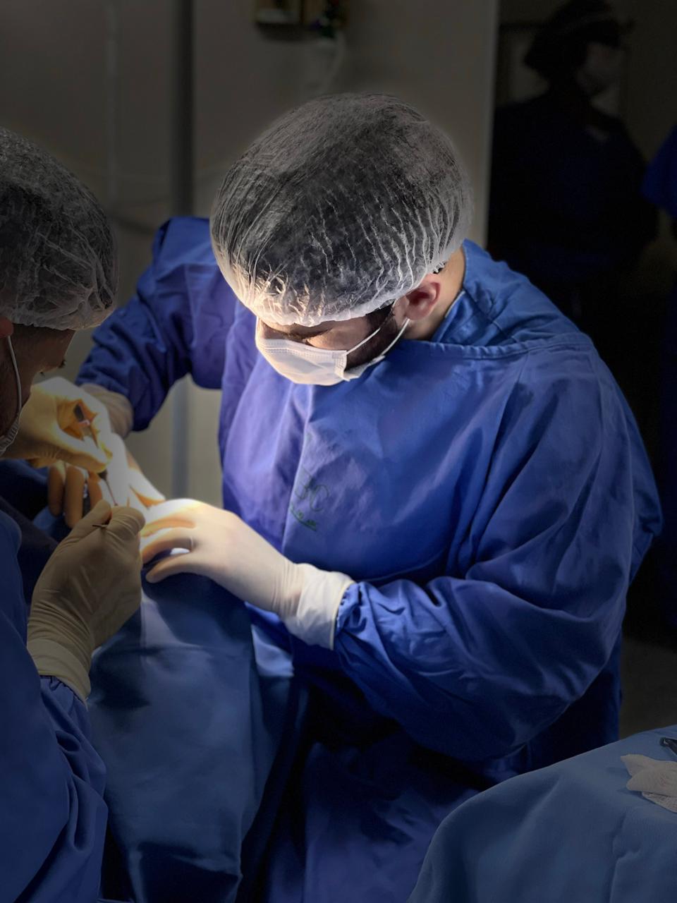 Dr. Vinicius Tabatinga realizando blefaroplastia no centro cirúrgico
